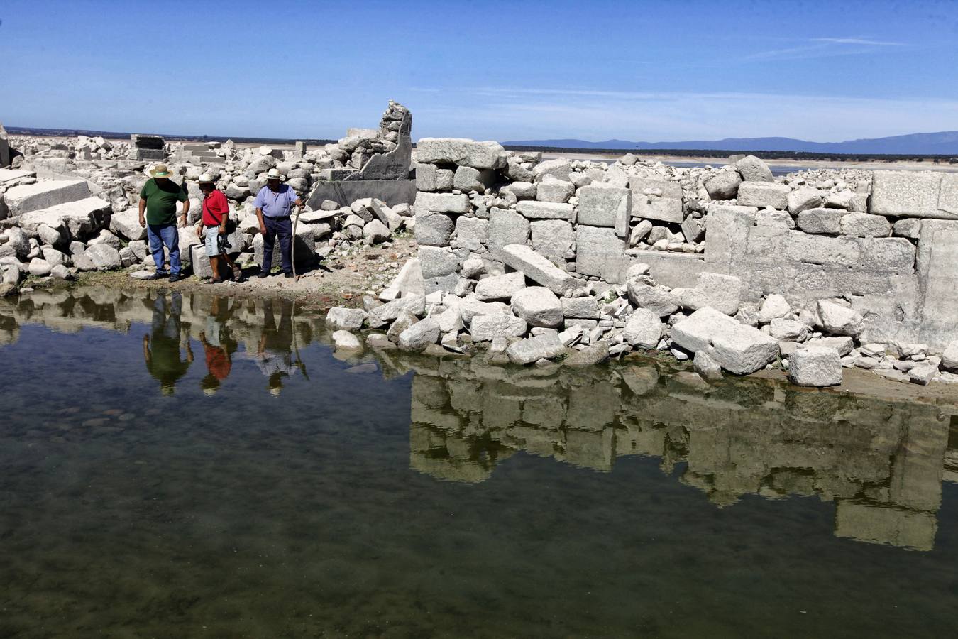 23-Sequía 2017. Antiguos vecinos de Talaverilla recorren el pueblo.