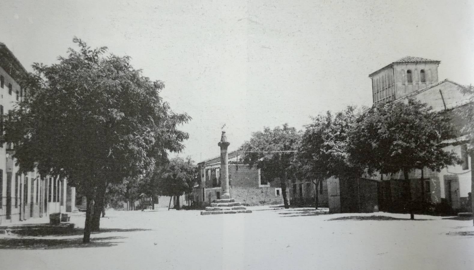 7-Plaza de Talaverilla con el rollo jurisdiccional que ahora está en Rosalejo. (Foto de 'Pueblos en Blanco y Negro... del Arañuelo')