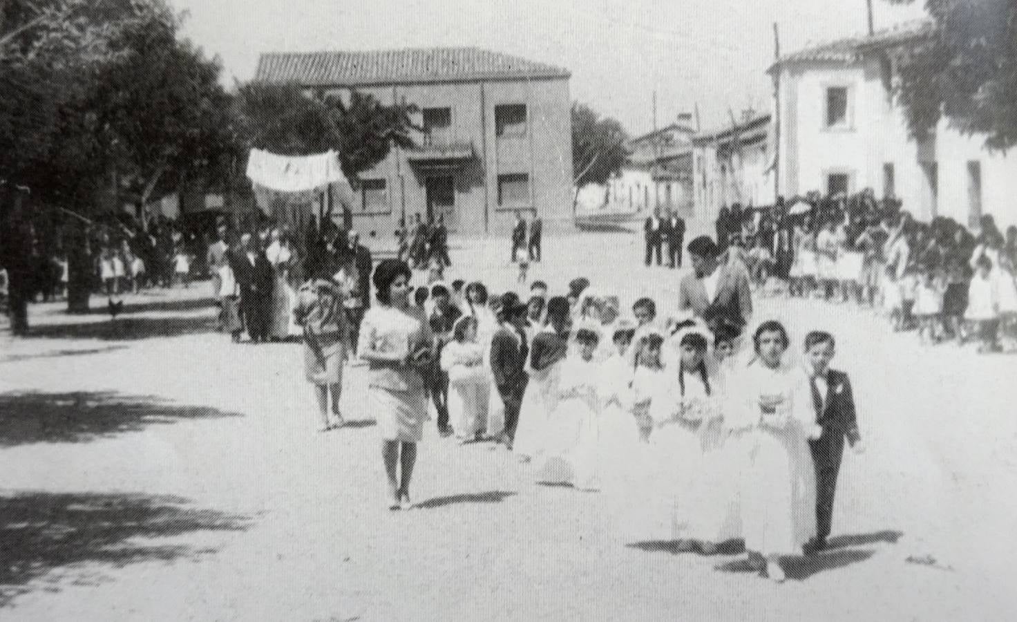 8-Celebración del Corpus en Talaverilla o Talavera la Vieja. (Foto de 'Pueblos en Blanco y Negro... del Arañuelo').