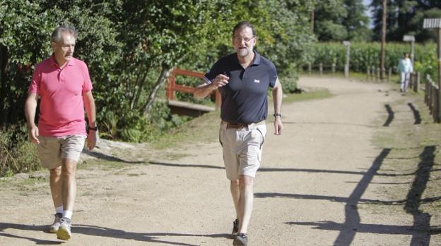 Mariano Rajoy, durante uno de sus paseos con José Benito. :: r. c.