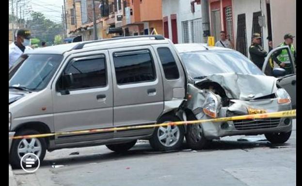 Imagen del suceso de Radio Caracol. El coche del médico es el de la derecha. :: s.e.