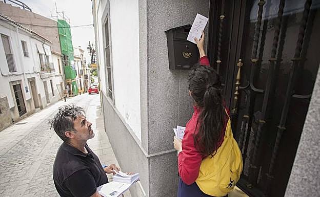 Campaña de buzoneo realizada por los vecinos sobre el plomo. :: hoy