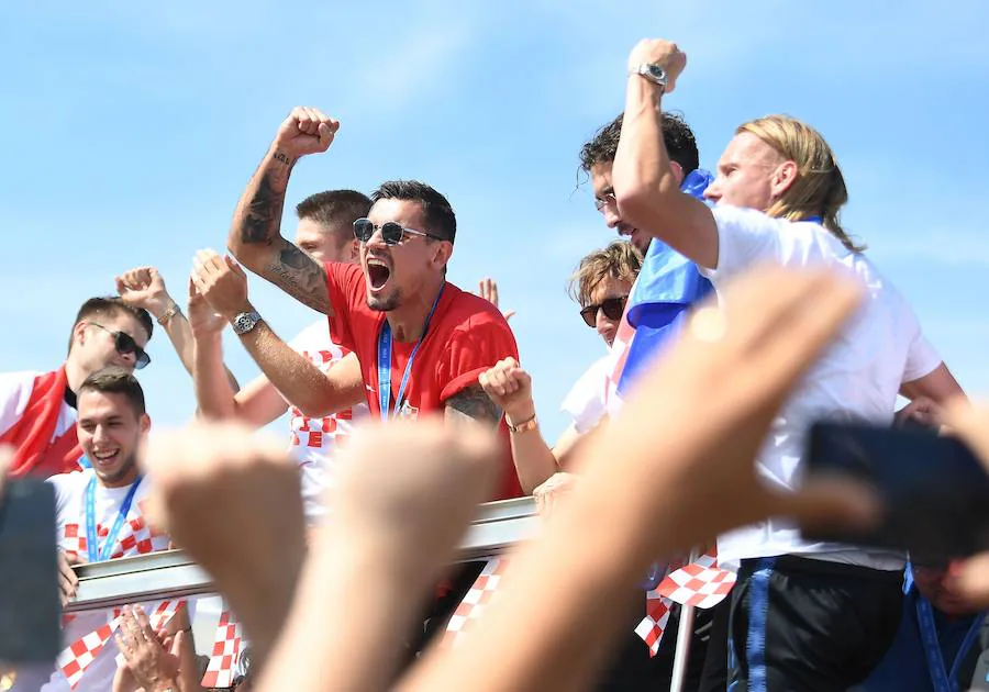 Miles de personas aclaman en Zagreb a los integrantes de la selección croata, subcampeona en el Mundial Rusia. 