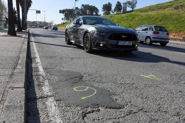 Dos de los baches reparados en Circunvalación. :: HOY