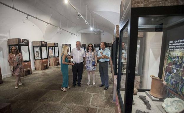 Francisco Pérez y Guillermo Kurtz, ayer en la inauguración de la exposición itinerante que rinde tributo a los 150 años del Museo Arqueológico Provincial de Badajoz (1867-2017) . :: 