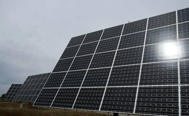 Paneles de una planta solar fotovoltaica, una energía renovable reactivada en el último año. :: HOY