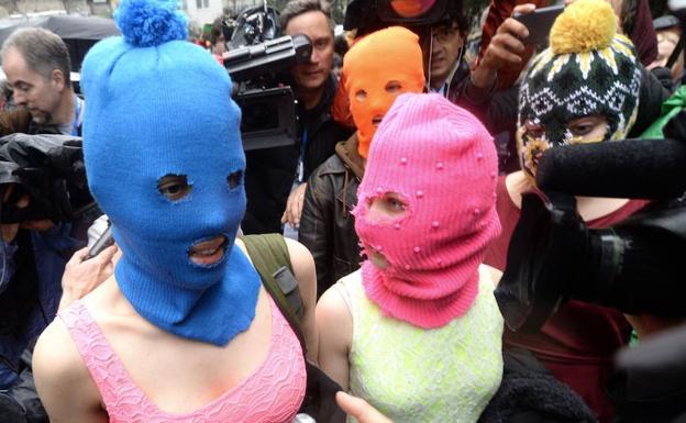 Miembros de las Pussy Riot, tras una de sus performances.