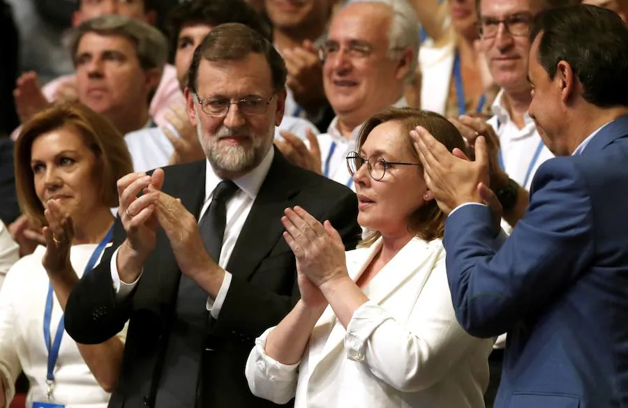 La secretaria general del PP, María Dolores de Cospedal, se ha despedido hoy del cargo que ha ocupado durante diez años entregando el testigo a quien le suceda «con la conciencia tranquila, sin cuentas pendientes» y con su lealtad «intacta» al PP y al todavía presidente, Mariano Rajoy. Por su parte, el presidente del PP, Mariano Rajoy, ha asegurado , en la recta final del discurso de su despedida, que se va como líder, pero que eso no significa que abandone el partido. «Me aparto, pero no me voy», ha aseverado, tras puntualizar que espera que se interprete «bien» esta afirmación.