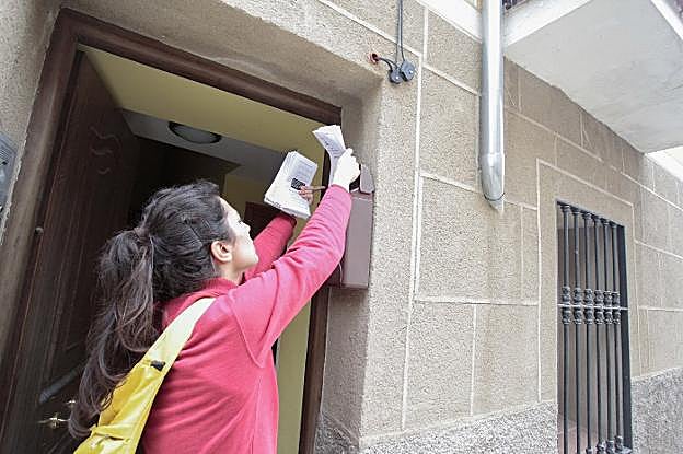 Reparto de folletos sobre el plomo por parte de los vecinos. :: JORGE REY