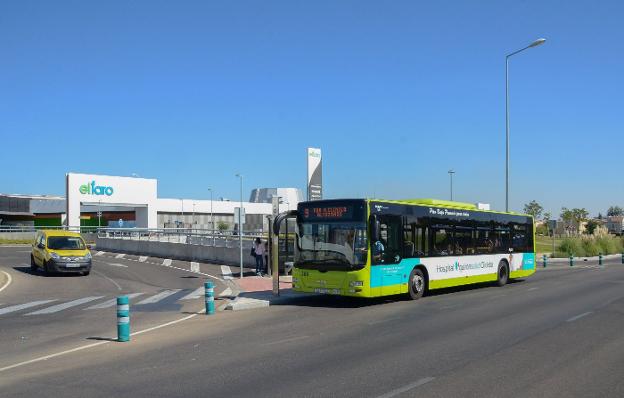 El centro comercial El Faro está en Badajoz, junto a la frontera de Caya. :: J. V. Arnelas