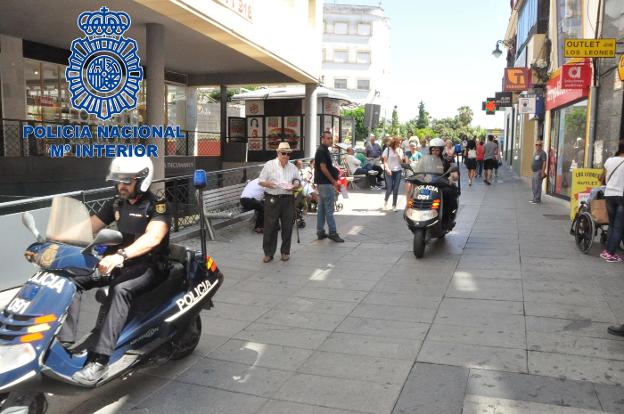 Uno de los agentes del nuevo equipo por la calle Santa Eulalia. :: hoy