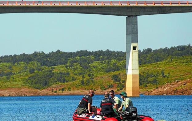 El viaducto desde el que se precipitó Mikel tiene 30 metros de altura. / JOSÉ VICENTE/ICAL