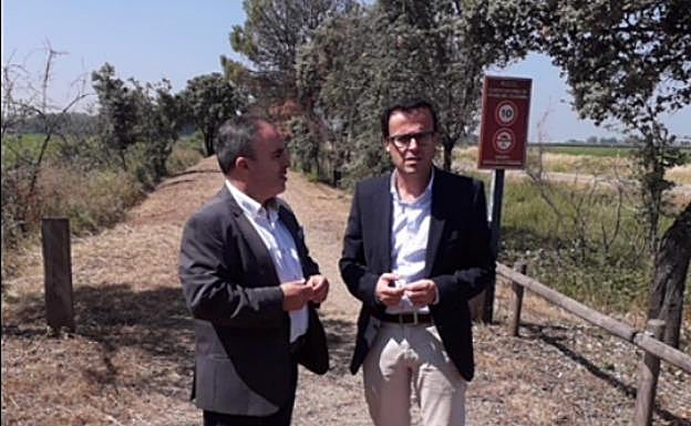 El director general de Turismo de la Junta y el alcalde de Villanueva han visitado la Vía Verde de las Vegas del Guadiana:: HOY