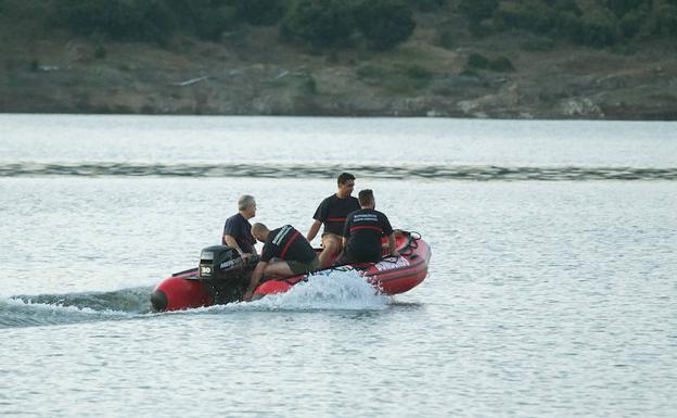 Efectivos de bomberos y de la Guardia Civil de Ciudad Rodrigo peinan el río Águeda junto al puente desde donde saltó el vecino de Beasain. / 