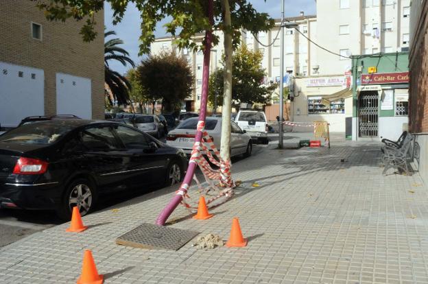 Trabajadores del Parque municipal de obras realizan tareas de pintura. :: hoy