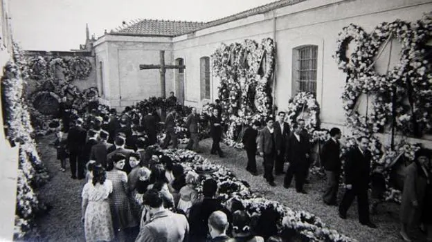 Homenaje a José Antonio Primo de Rivera en el patio de la prisión de Alicante donde fue ejecutado el 20 de noviembre de 1936 . :: abc