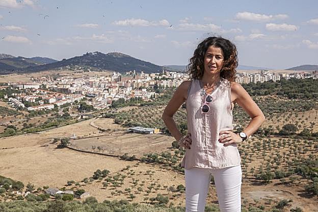 Angélica Muñoz en una de las zonas montañosas de Cáceres en la que suele entrenar. :: Jorge rey