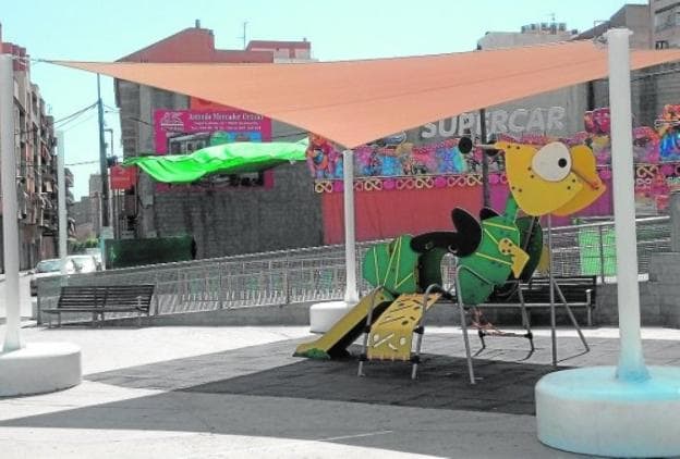 Parque infantil en Murcia con un toldo que da sombra. :: hoy