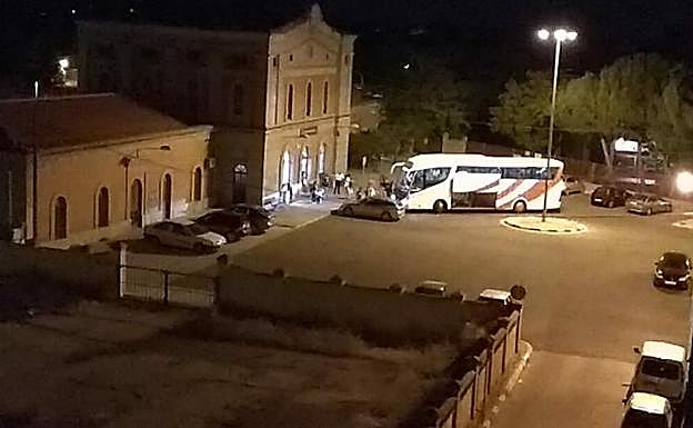 Autobús recogiendo en Talavera de la Reina a los viajeros del tren Badajoz-Madrid. 