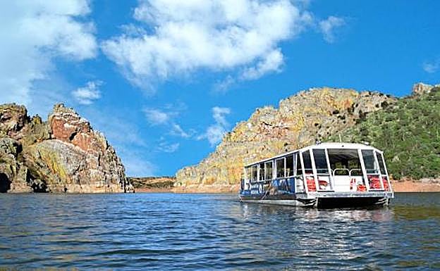 Un barco similar al que navegará por Monfragüe, pasando junto a los Canchos de Ramiro. 