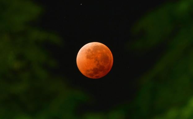 La UEx organiza el viernes en Badajoz una observación astronómica de la 'Luna de Sangre'