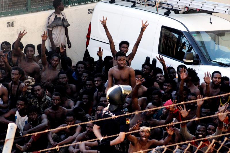 Los inmigrantes que han logrado saltar la valla en Ceuta se muestran felices por haber pisado territorio de la Unión Europea, pero también muestran las marcas de un enfrentamiento que fuentes policiales tíldan de «violento y sin precedentes».