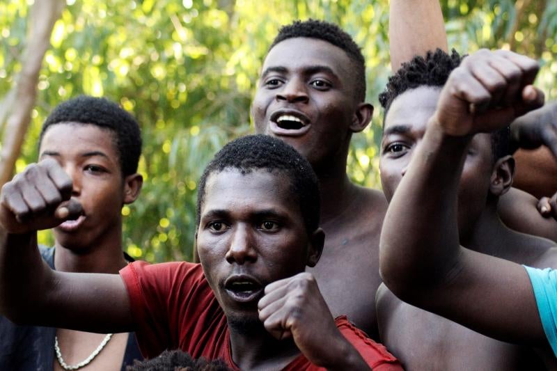 Los inmigrantes que han logrado saltar la valla en Ceuta se muestran felices por haber pisado territorio de la Unión Europea, pero también muestran las marcas de un enfrentamiento que fuentes policiales tíldan de «violento y sin precedentes».
