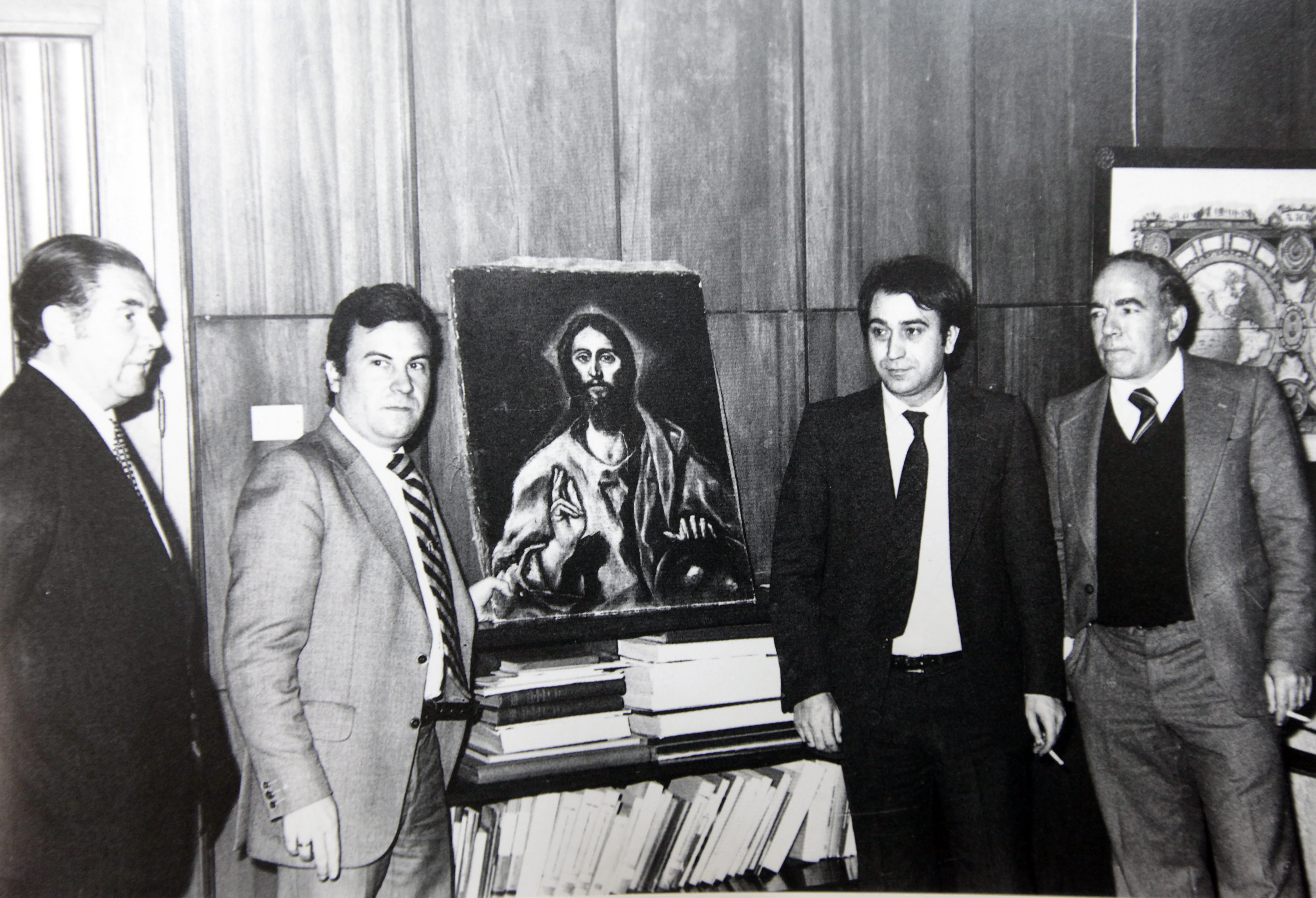 Imagen de El Greco cacereño recuperado en 1980. Junto al cuadro está el gobernador civil Tafalla y el delegado de Cultura Teófilo González Porras