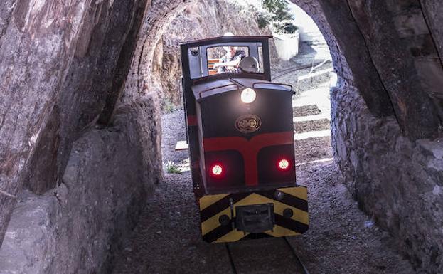 El acceso por la bocamina de Costanaza puede hacerse en tren. :: 