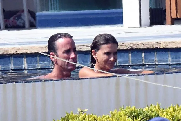 Álvaro Muñoz Escassi y Carmen Matutes, a remojo en una piscina en Marbella. :: gtres