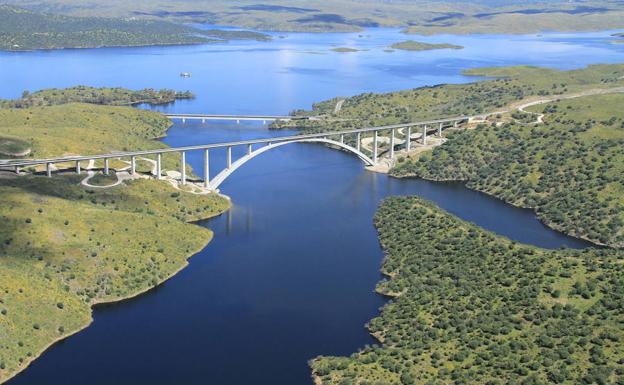 Puente sobre el río Almonte, que forma parte del tramo entre Plasencia y Cáceres. :: 