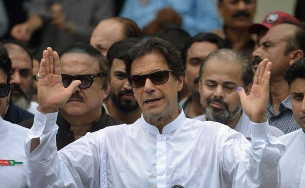 Imran Khan se autoproclama ganador de las elecciones.