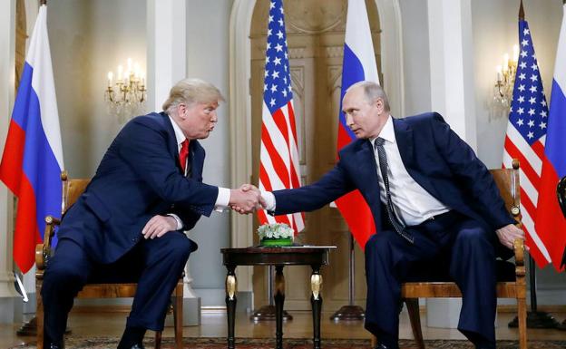 Los presidentes Trump y Putin se dan la mano en su encuentro en Helsinki. 