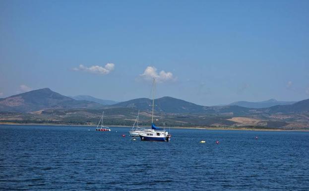  Un yate fondea en el embalse de Gabriel y Galán.