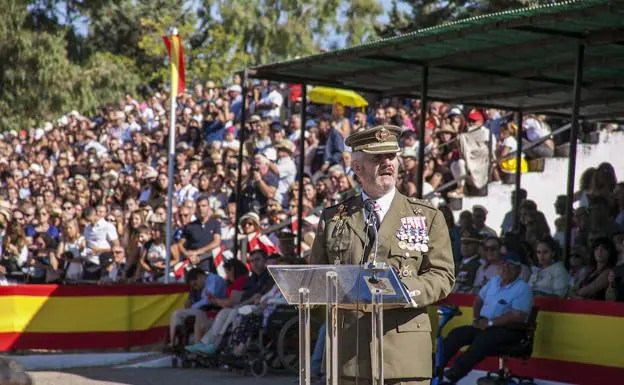 El coronel Ramírez durante su intervención ante unas gradas abarrotadas de familiares.