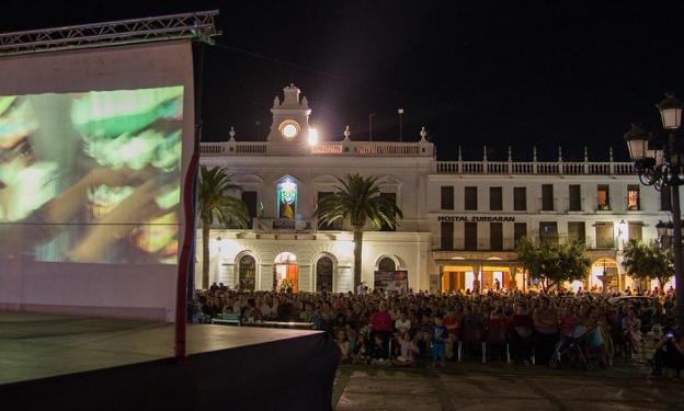 La Plaza de España durante la proyección de los cortometrajes. :: El Pecado
