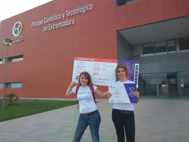 Chanel e Iris Sopo Lambea sujetando el premio del concurso 'Badajoz Explorer Space'. A la derecha, la máquina digital que convierte residuos en abono. :: hoy
