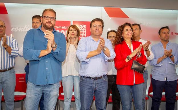 la ministra de Hacienda, María Jesús Montero (d), y el secretario general del PSOE de Extremadura y presidente de la Junta, Guillermo Fernández Vara (c), durante su intervención en un acto de partido en Mérida