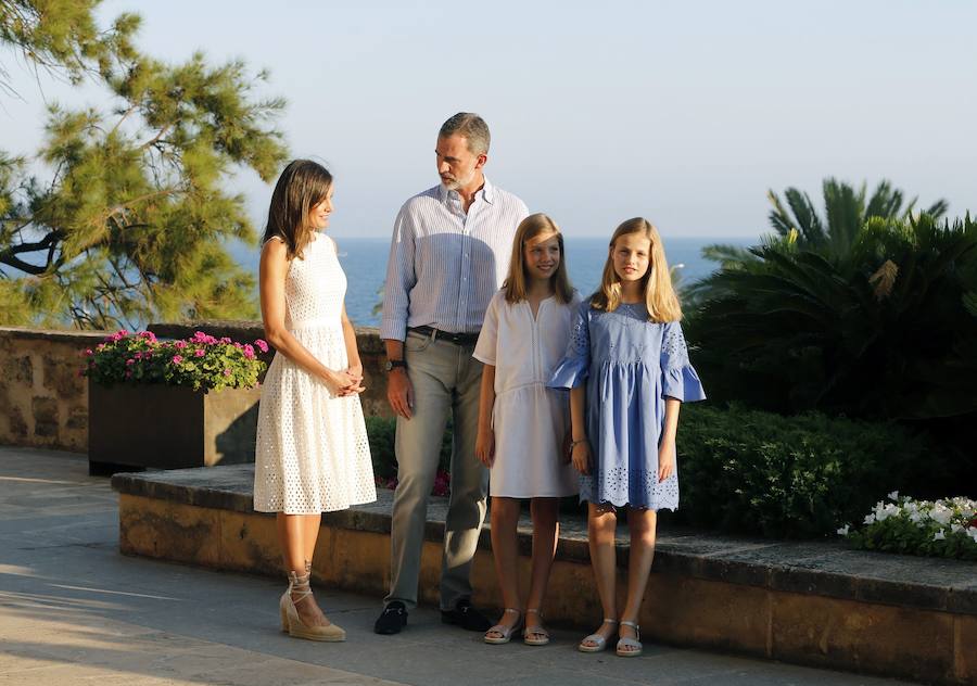 Los Reyes y sus hijas, la princesa Leonor y la infanta Sofía, han cumplido esta tarde la tradición de posar ante los medios gráficos al comienzo de su estancia veraniega en Palma, aunque esta vez no lo han hecho en el Palacio de Marivent, sino en el de la Almudaina.