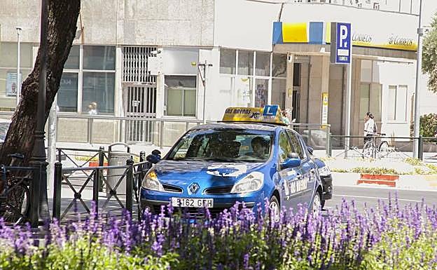 Las autoescuelas cacereñas barajan tomar medidas de protesta.