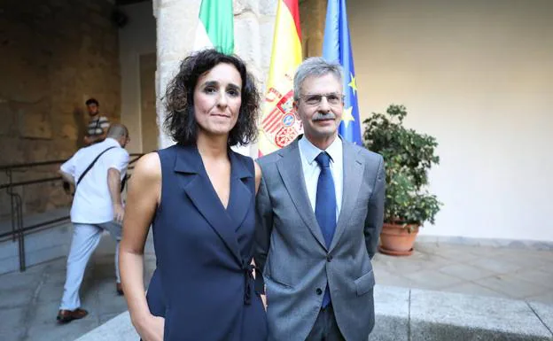 Olga García y José Luis Navarro durante la toma de posesión como conseja de la primera esta mañana en Mérida