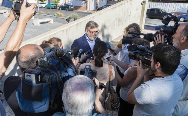 Fernando Pizarro atiende a los medios de comunicación antes de entrar a declarar al juzgado.