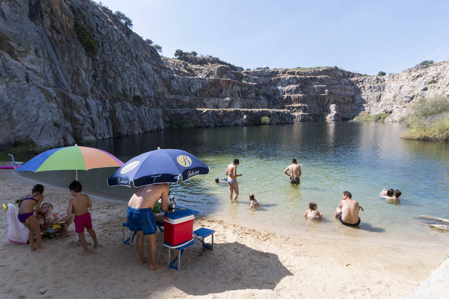 Grupos de jóvenes y familias pueblan estos días la piscina natural La Cantera, en Alcántara. 