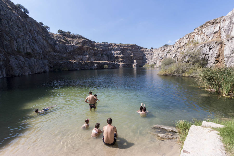 Orilla de la piscina natural habilitada en la cantera que se usó para extraer áridos usados en la construcción del embalse de Alcántara, el más grande de España tras el pacense de La Serena.