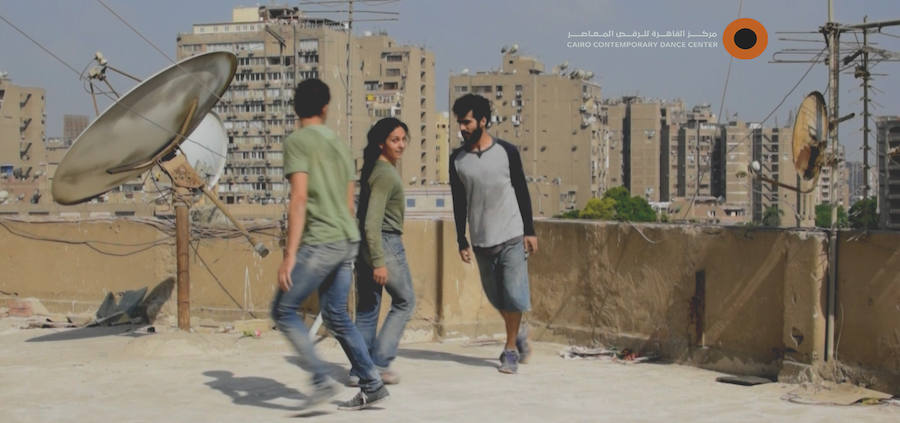 Libertad realiza un proyecto de danza con dos bailarines egipcios (Islam y Jimmy) sobre una azotea de un edificio en El Cairo.