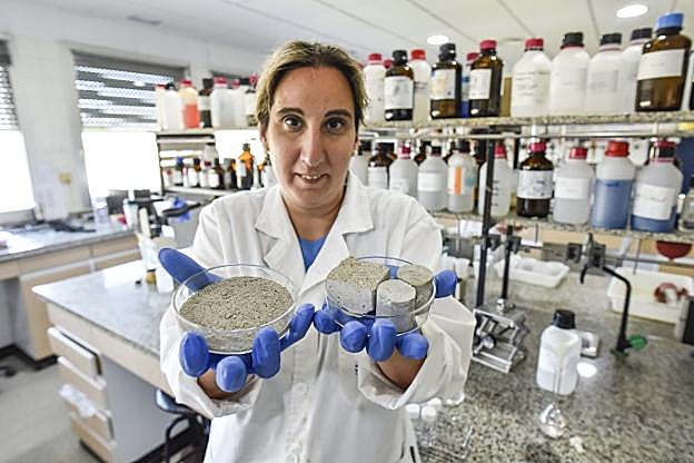 Montserrat Gómez Cardoso enseña muestras de cenizas con las que producen el material de construcción. 