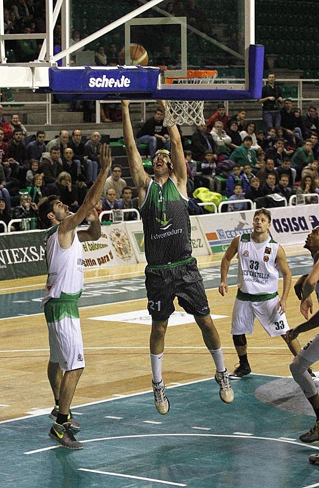 Víctor Serrano vistiendo la camiseta del Cáceres. :: hoy