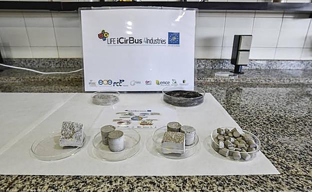 Ejemplos de ceniza y del material de construcción.