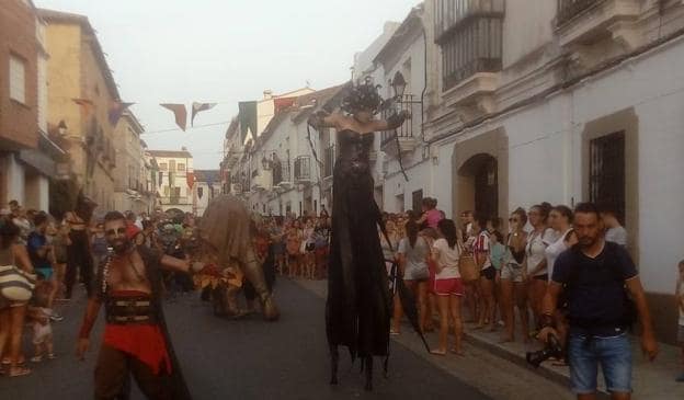 El pasacalles 'Los Dioses del Olimpo' inauguró ayer el Festival de Alcántara. :: hoy