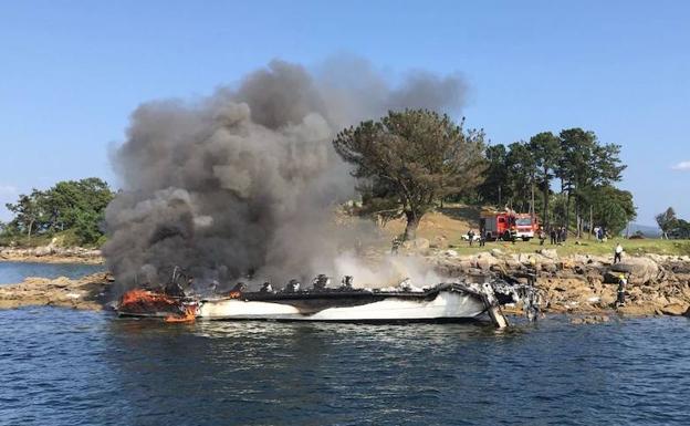 Catamarán en el que viajaban 48 personas que sufrió un incendio en O Grove.